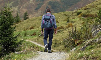 Randonneur sur le GR4 dans le Verdon