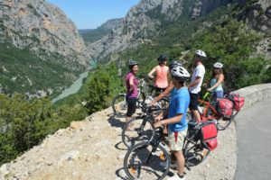 VTT électrique, itinérance sur sentier, équipe, évasion