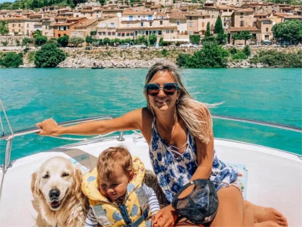 Bateau électrique en famille, chiens