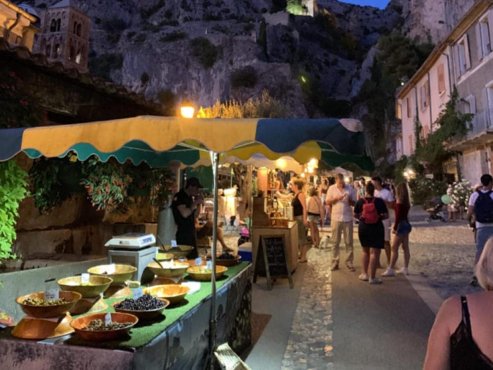 Marché provençal, nuit, les soirs, touristes